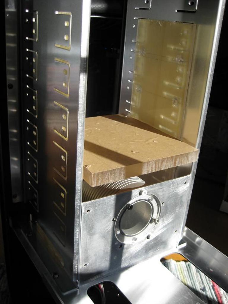 [22/04/2010] Faszinierende Luxus-Casemod: XE's Murdermod in Black and Blue (20)
