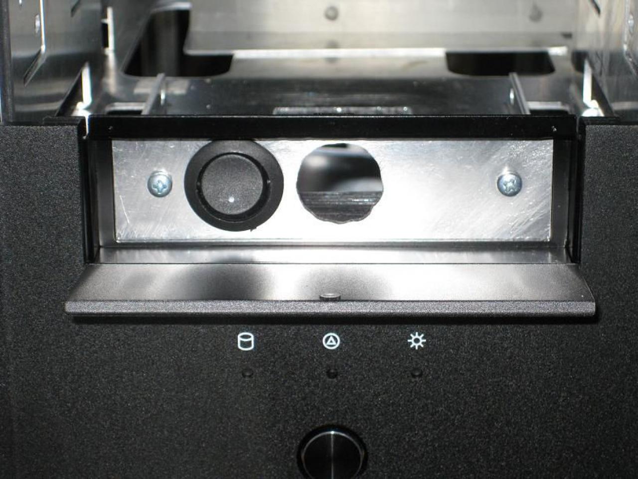 [22/04/2010] Faszinierende Luxus-Casemod: XE's Murdermod in Black and Blue (40)