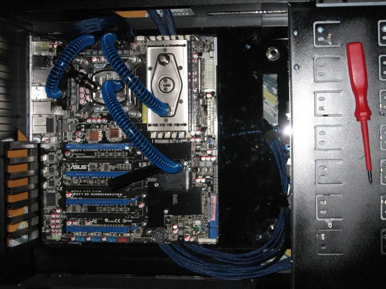 [22/04/2010] Faszinierende Luxus-Casemod: XE's Murdermod in Black and Blue (60)