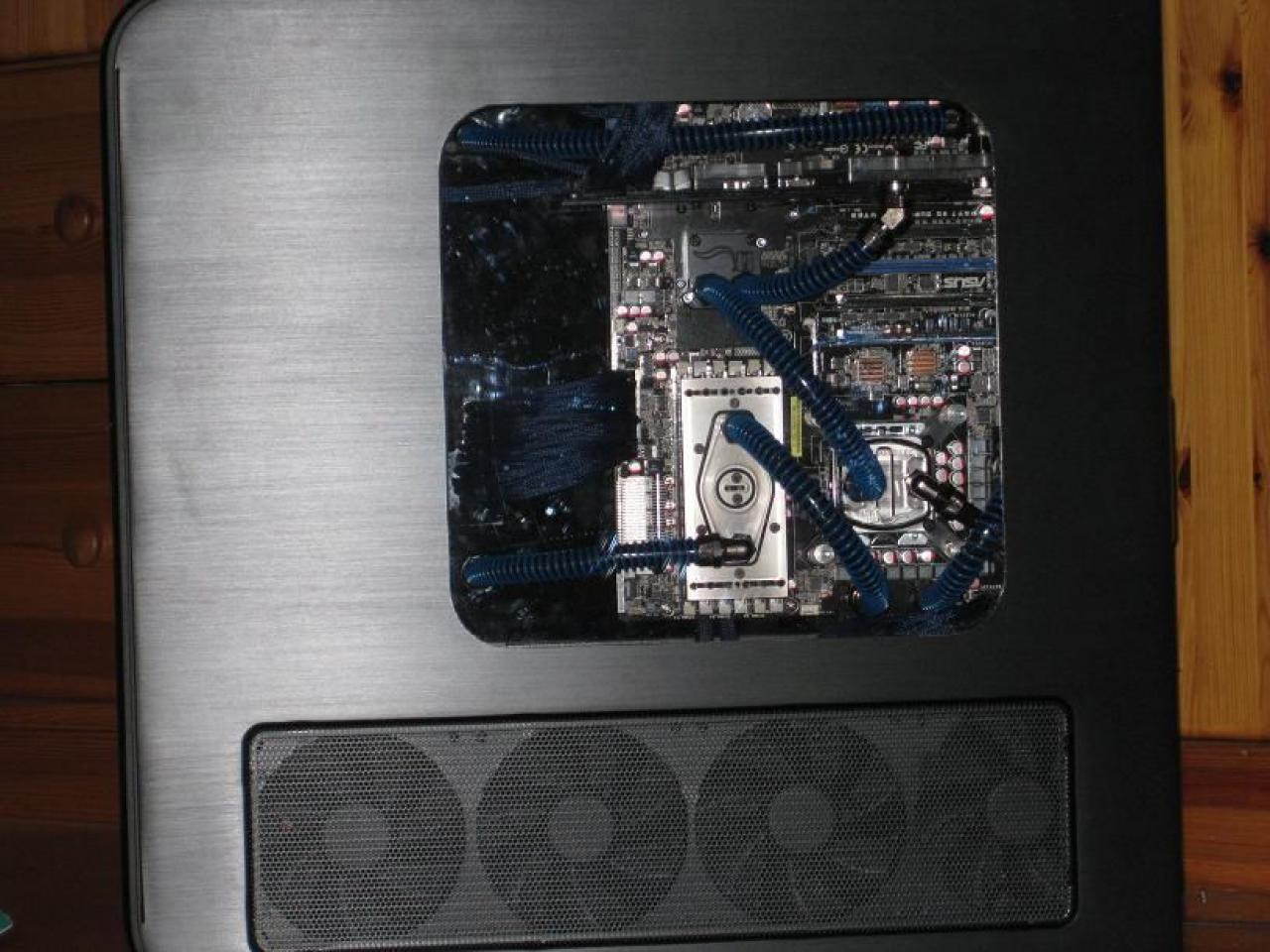 [22/04/2010] Faszinierende Luxus-Casemod: XE's Murdermod in Black and Blue (65)