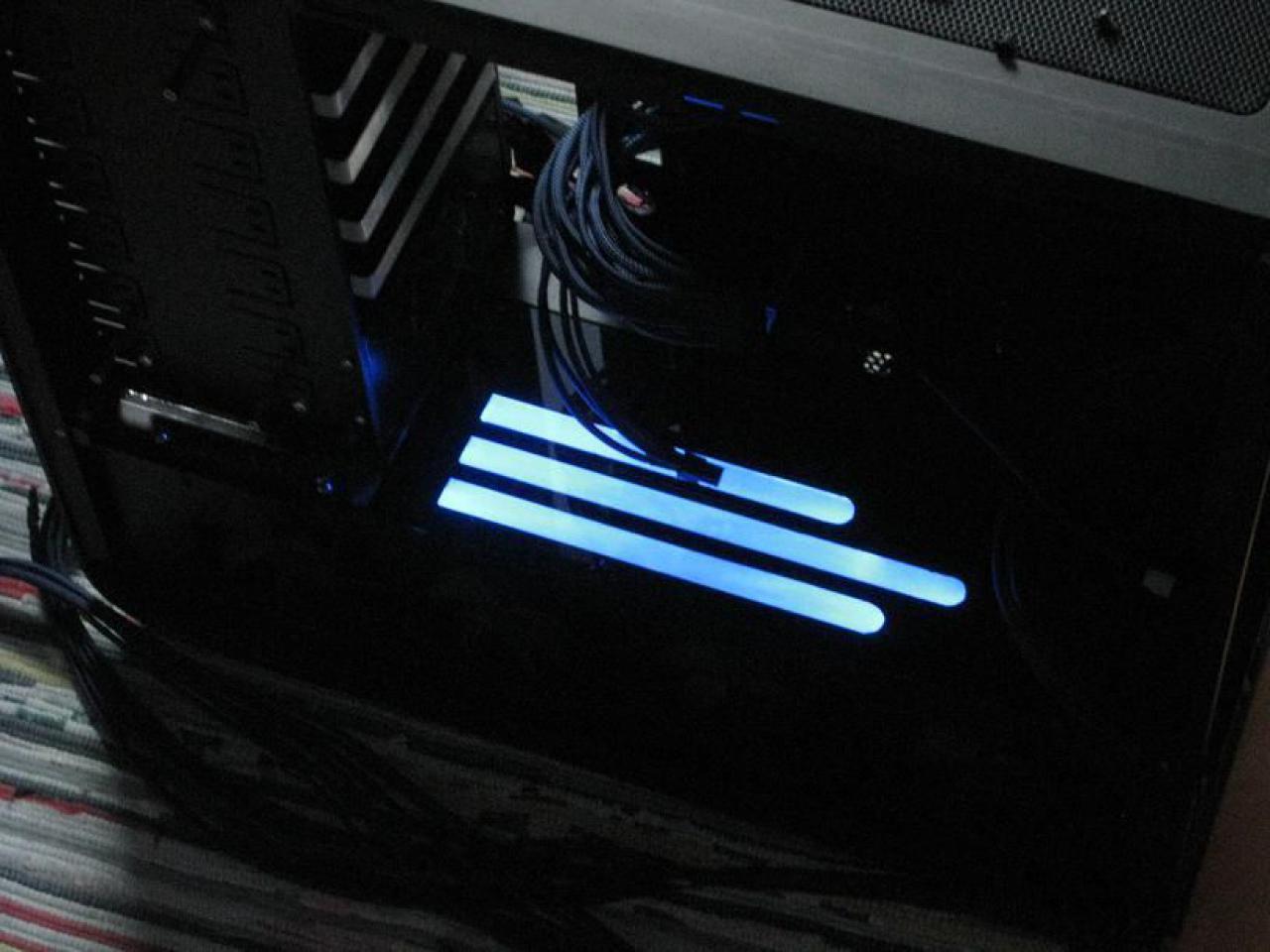 [22/04/2010] Faszinierende Luxus-Casemod: XE's Murdermod in Black and Blue (69)