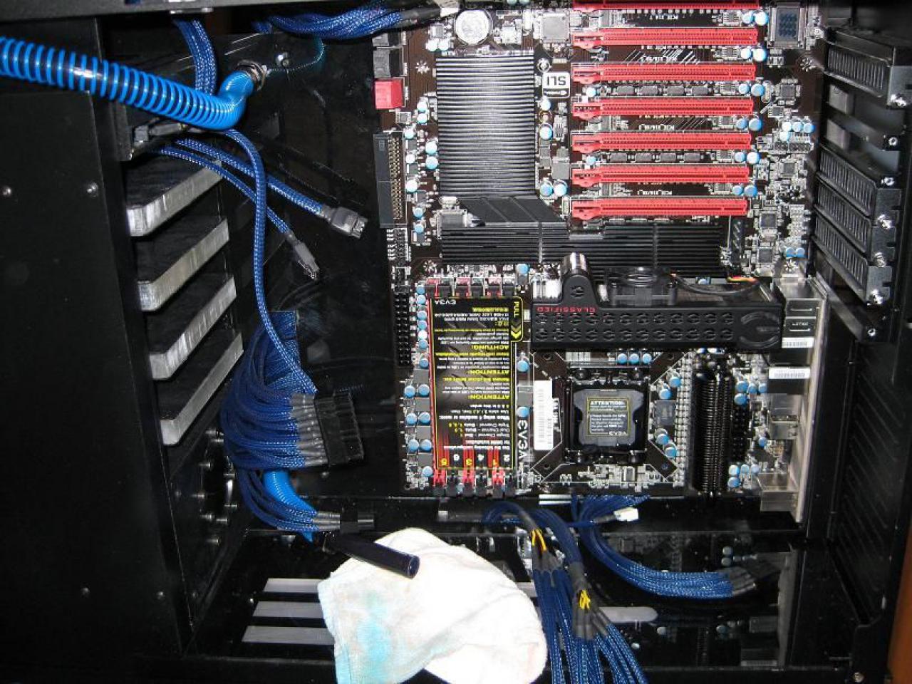 [22/04/2010] Faszinierende Luxus-Casemod: XE's Murdermod in Black and Blue (73)