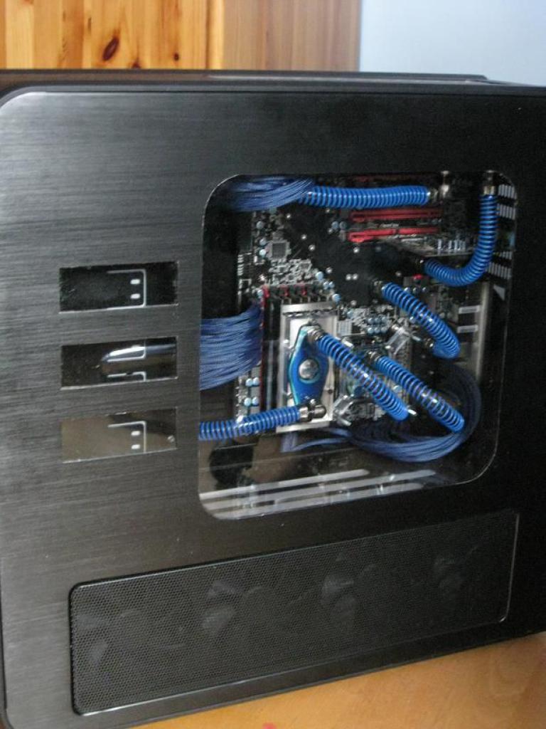 [22/04/2010] Faszinierende Luxus-Casemod: XE's Murdermod in Black and Blue (83)