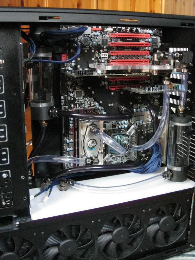 [22/04/2010] Faszinierende Luxus-Casemod: XE's Murdermod in Black and Blue (101)