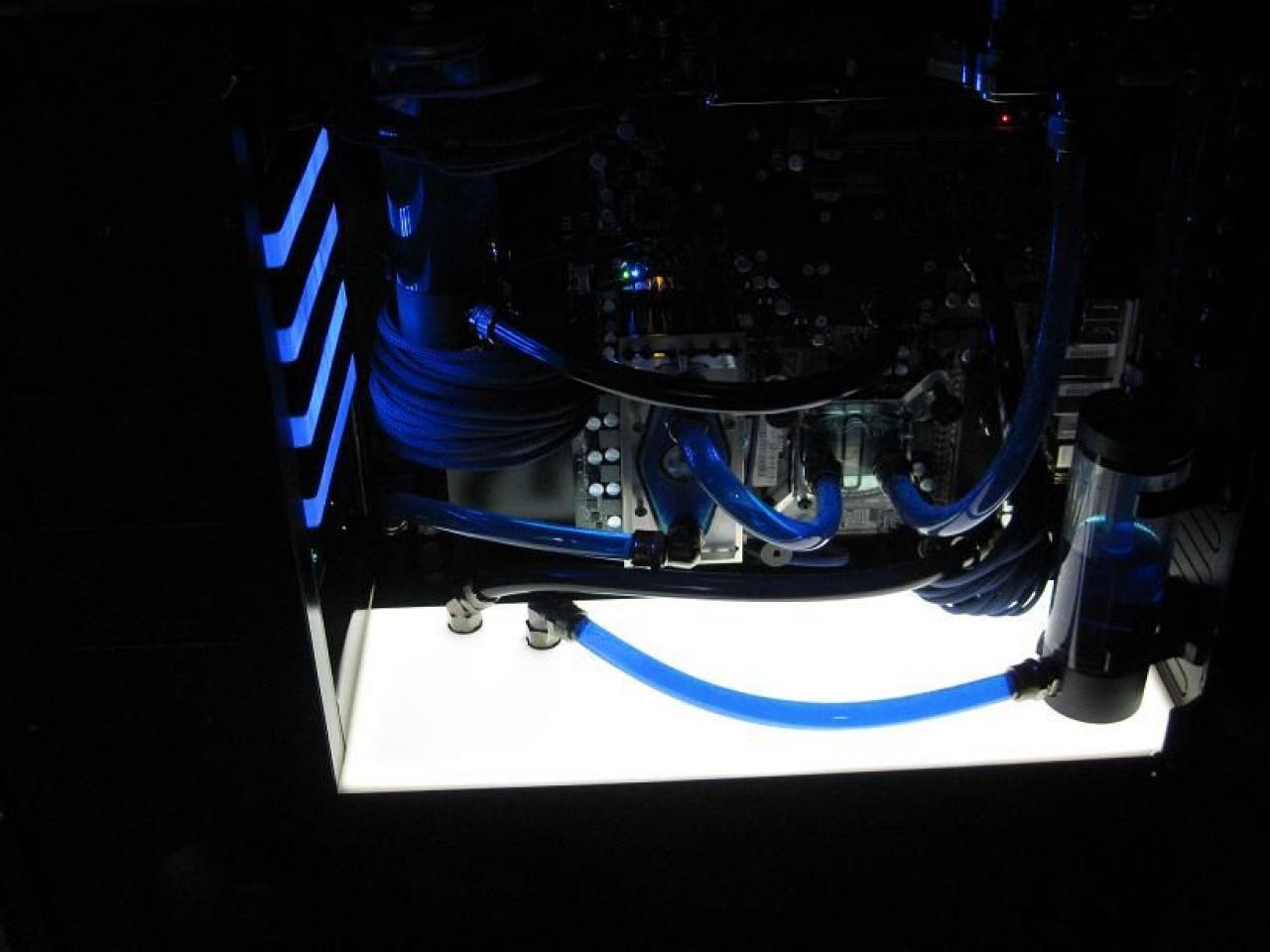 [22/04/2010] Faszinierende Luxus-Casemod: XE's Murdermod in Black and Blue (104)