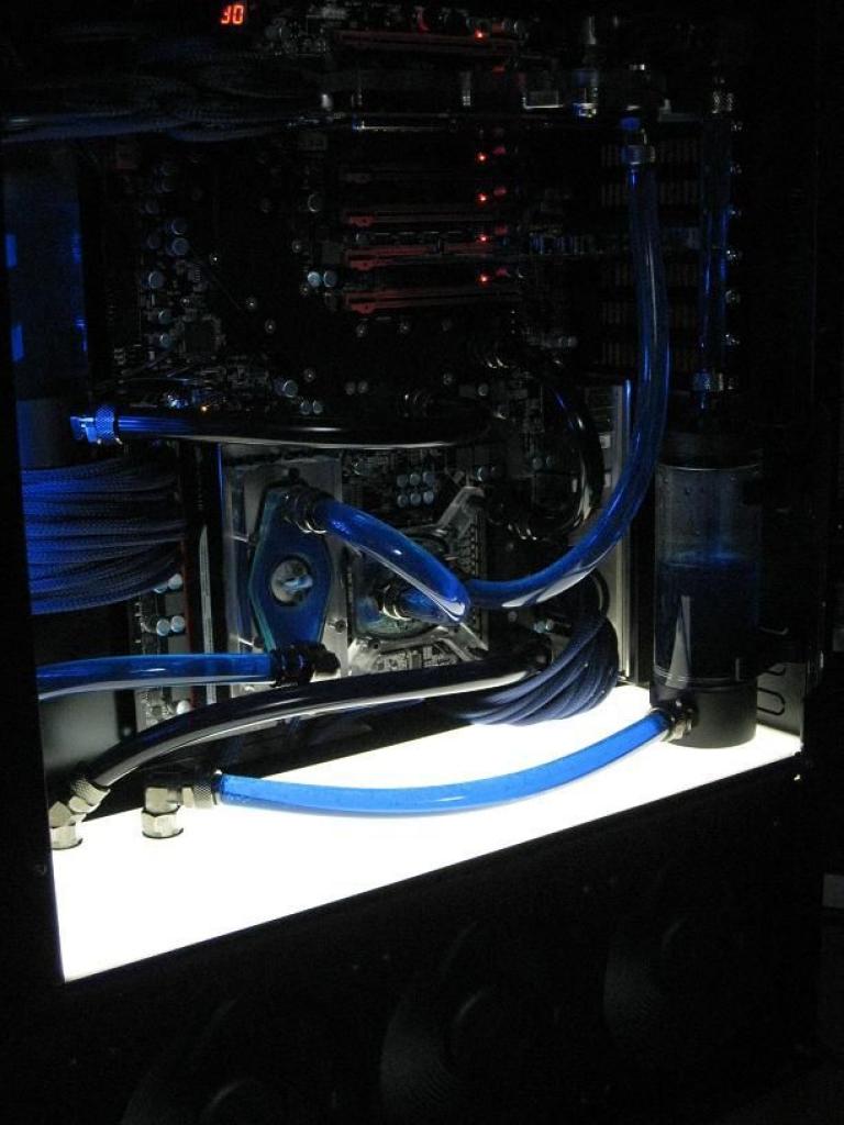 [22/04/2010] Faszinierende Luxus-Casemod: XE's Murdermod in Black and Blue (105)
