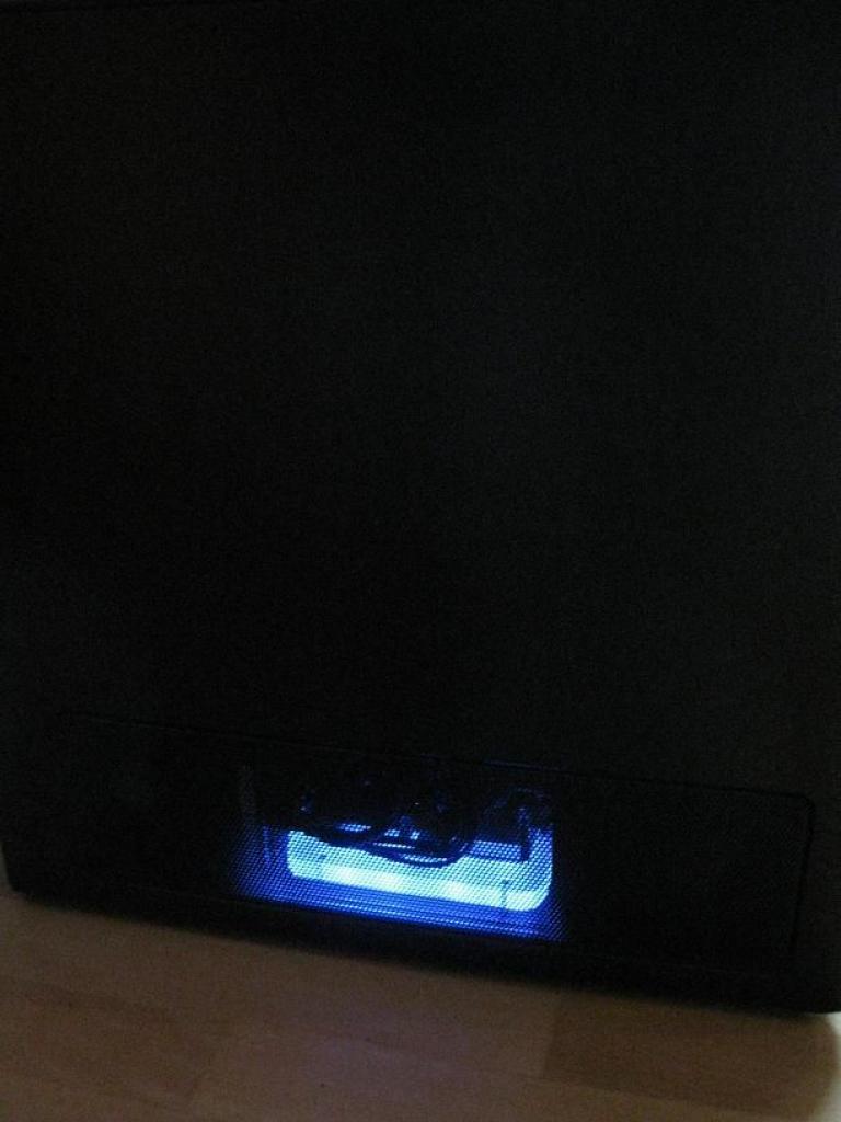 [22/04/2010] Faszinierende Luxus-Casemod: XE's Murdermod in Black and Blue (106)
