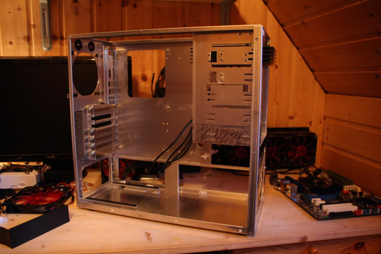 [13/04/2010] Black loves Red: Sehenswerte Wakü-Casemod (2)