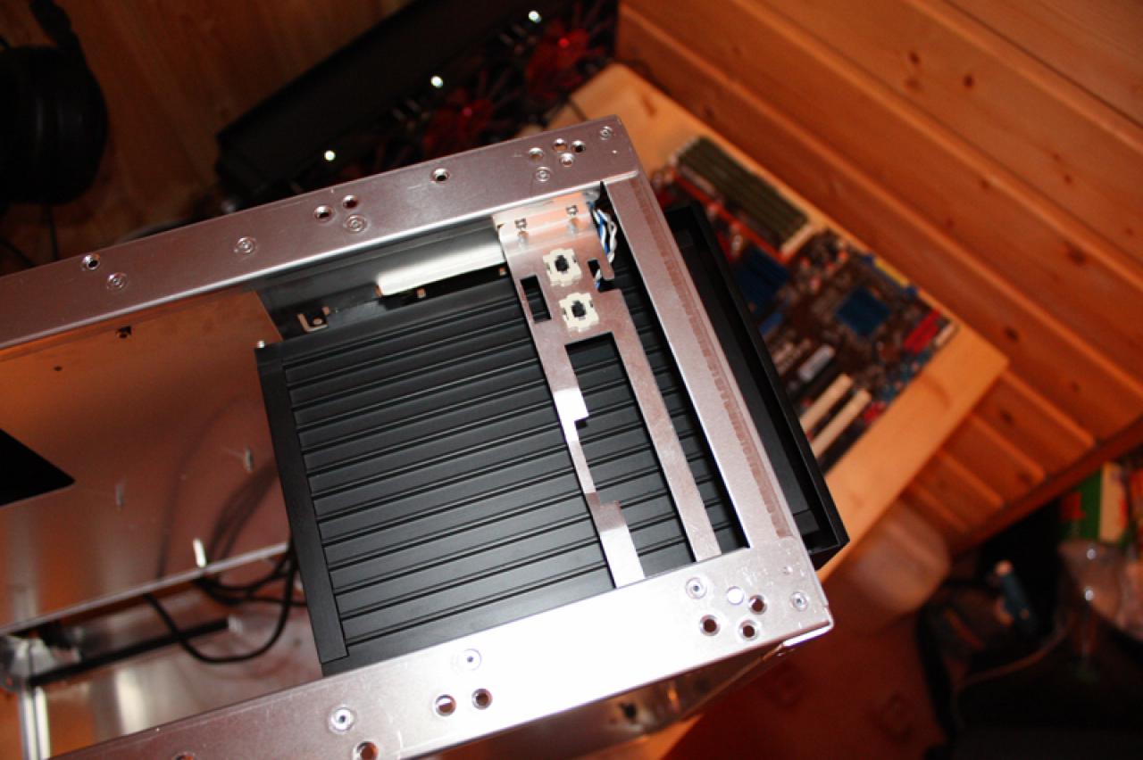 [13/04/2010] Black loves Red: Sehenswerte Wakü-Casemod (9)
