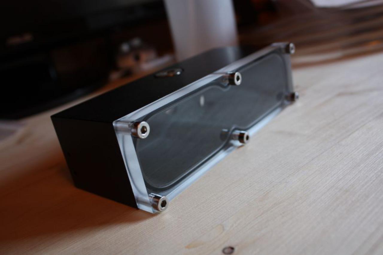 [13/04/2010] Black loves Red: Sehenswerte Wakü-Casemod (13)