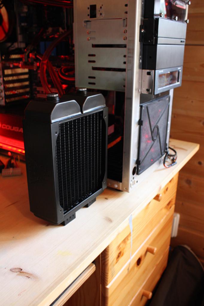 [13/04/2010] Black loves Red: Sehenswerte Wakü-Casemod (17)