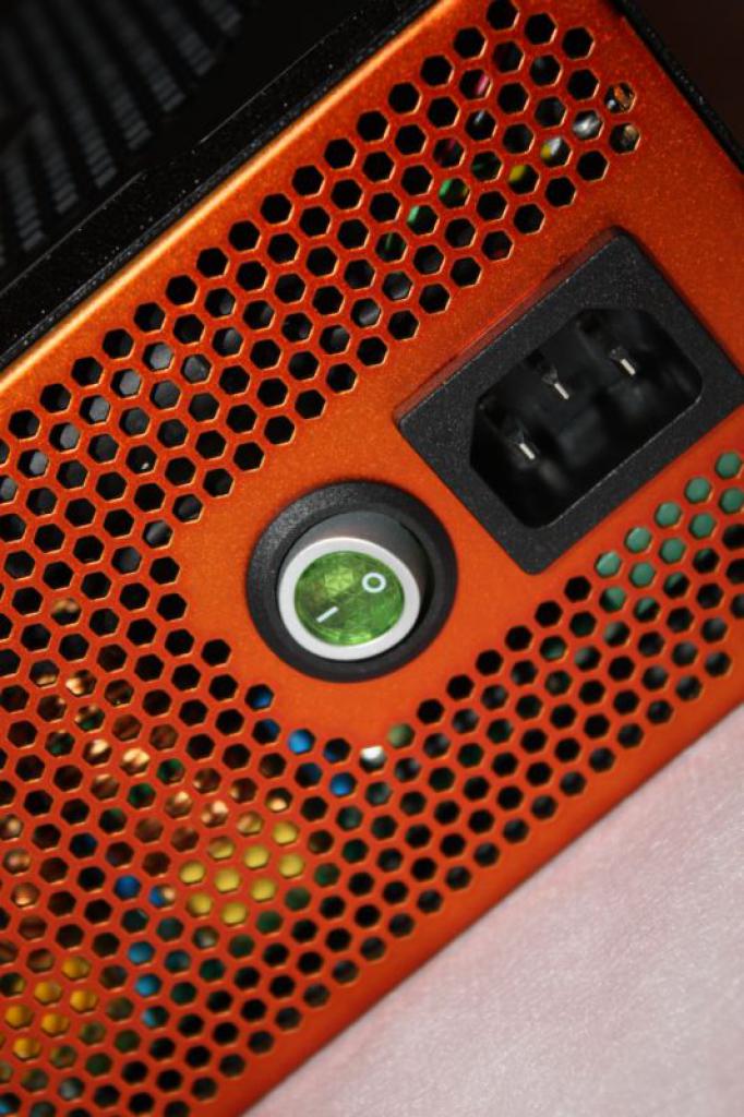 [13/04/2010] Black loves Red: Sehenswerte Wakü-Casemod (24)