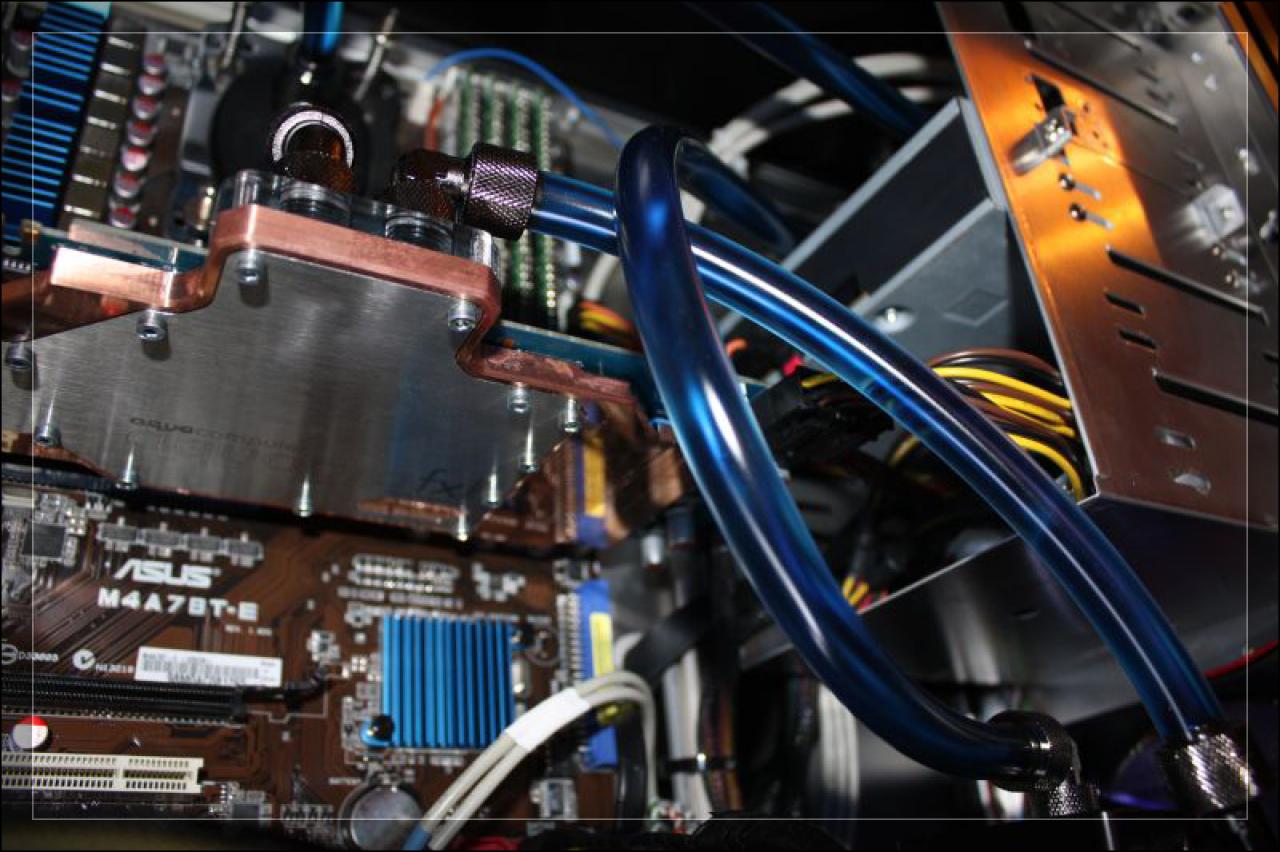 [13/04/2010] Black loves Red: Sehenswerte Wakü-Casemod (32)
