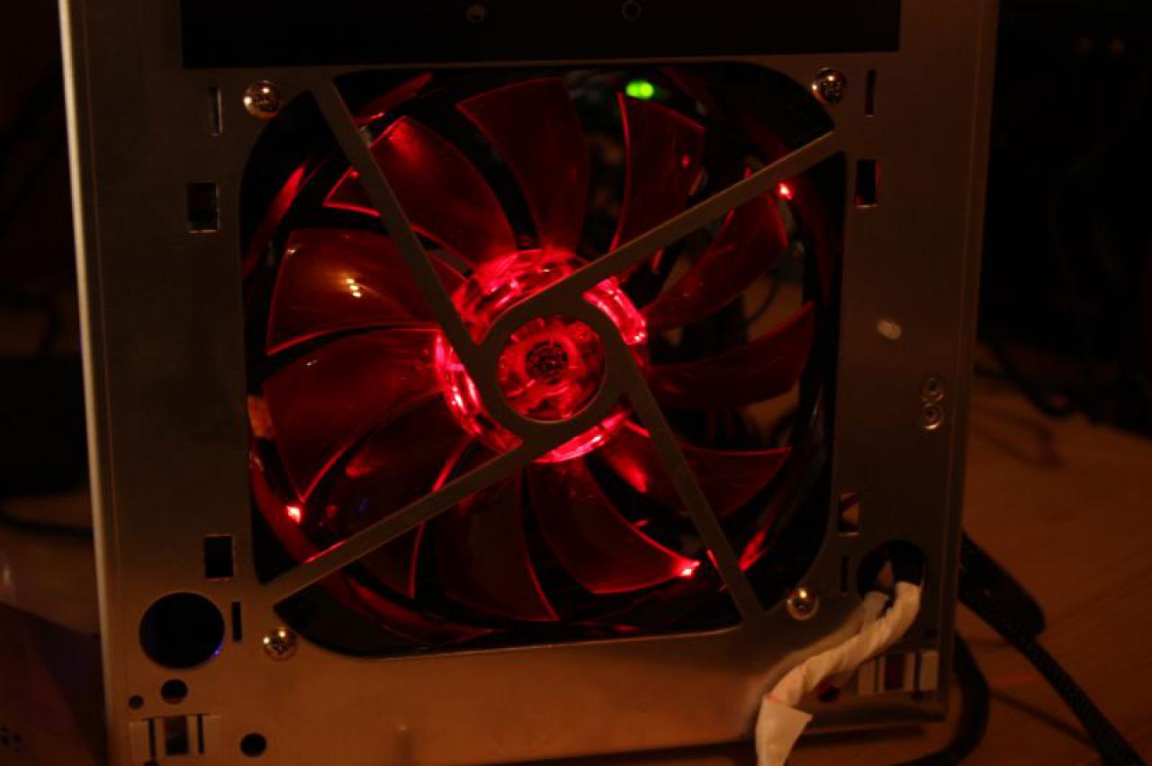 [13/04/2010] Black loves Red: Sehenswerte Wakü-Casemod (45)