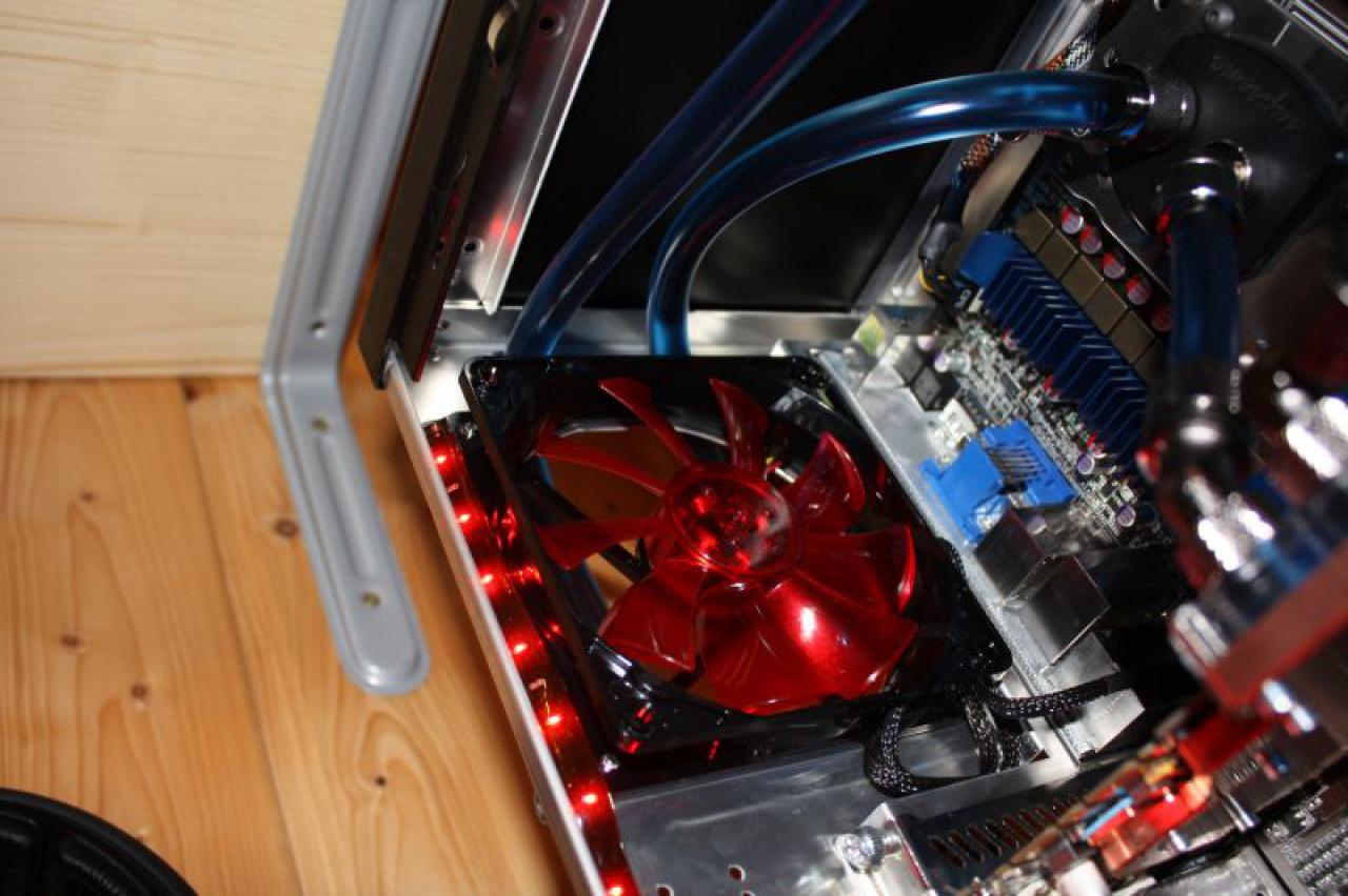 [13/04/2010] Black loves Red: Sehenswerte Wakü-Casemod (47)