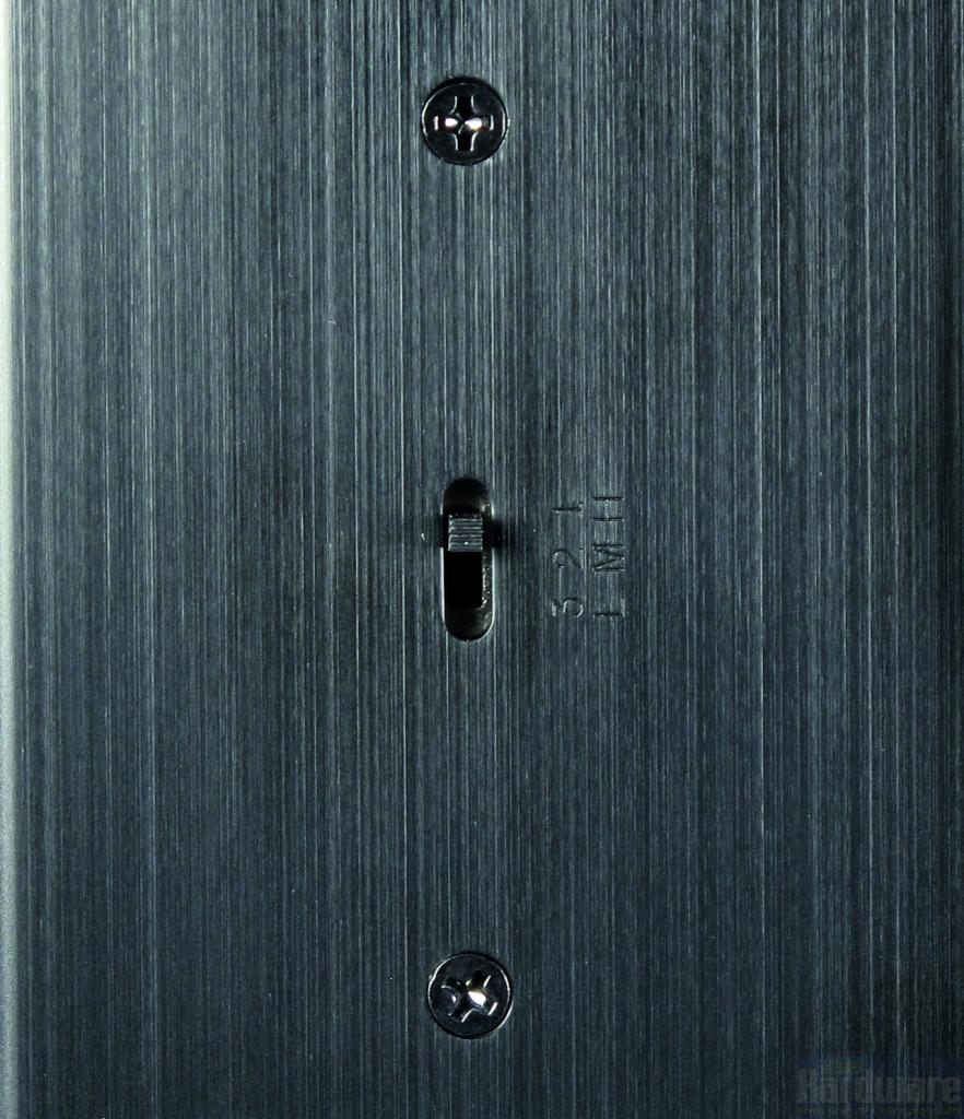 [21/04/2010] Lian-Li PC-X1000: Die dreistufige Lüftersteuerung wird über einen kleinen Schalter auf der Rückseite des Gehäuses bedient.