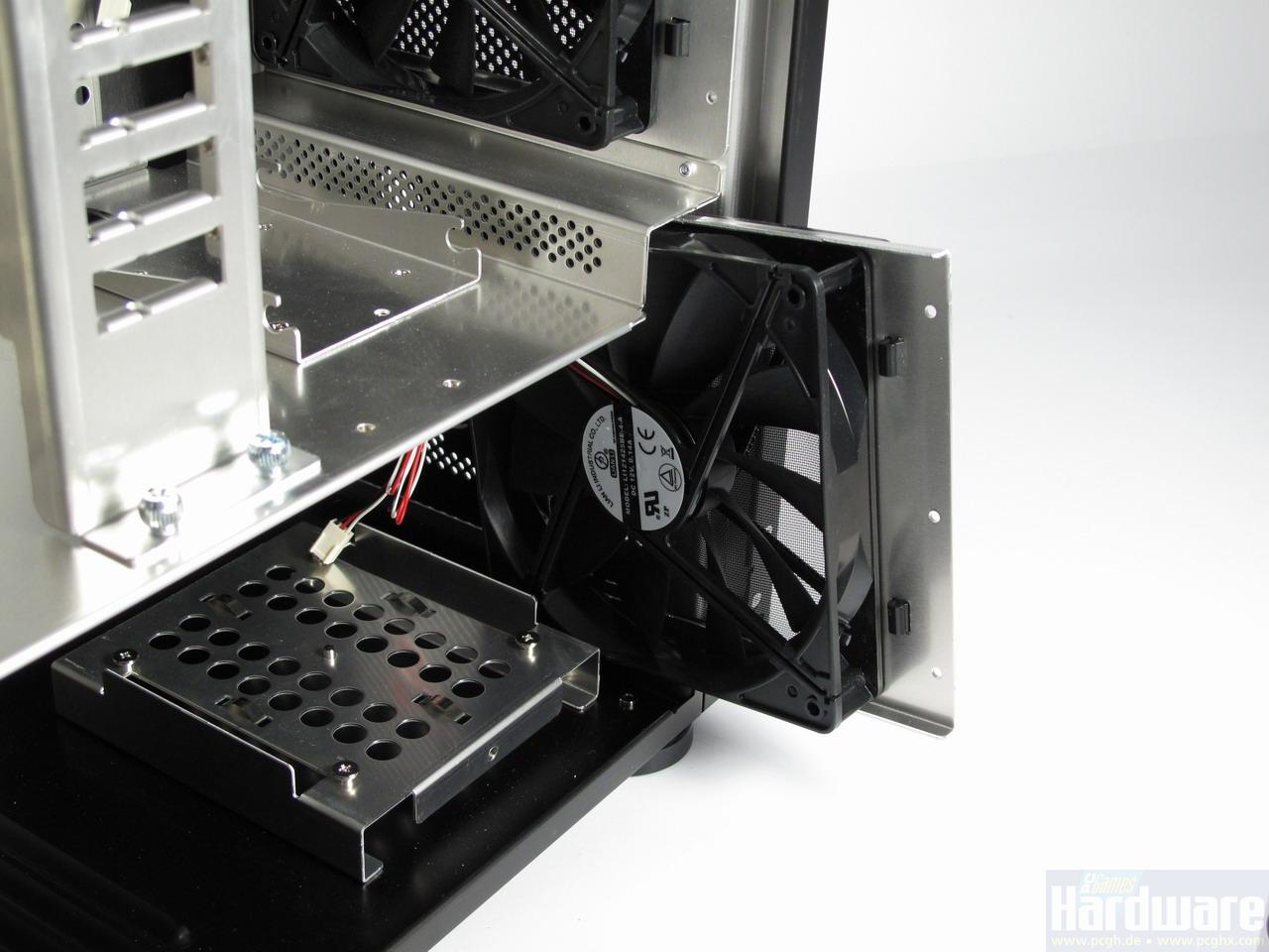 [21/04/2010] Lian-Li PC-X1000: Die Lüfter hinter der Front sind auf Al-Platten montiert die sich leicht entfernen lassen.