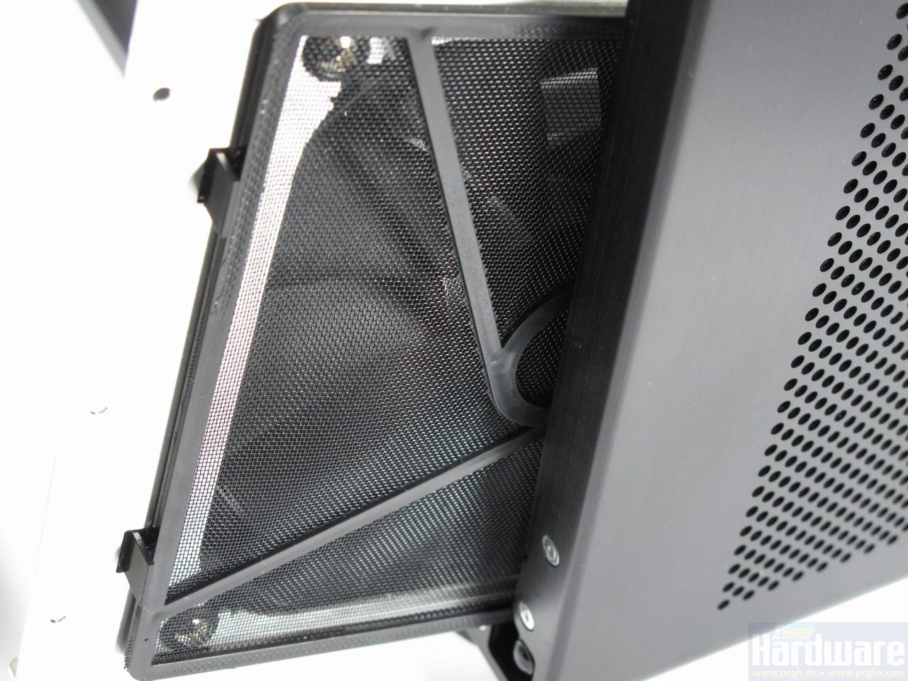 [21/04/2010] Lian-Li PC-X1000: Die drei Front-Lüfter sind mit Staubfiltern ausgerüstet.
