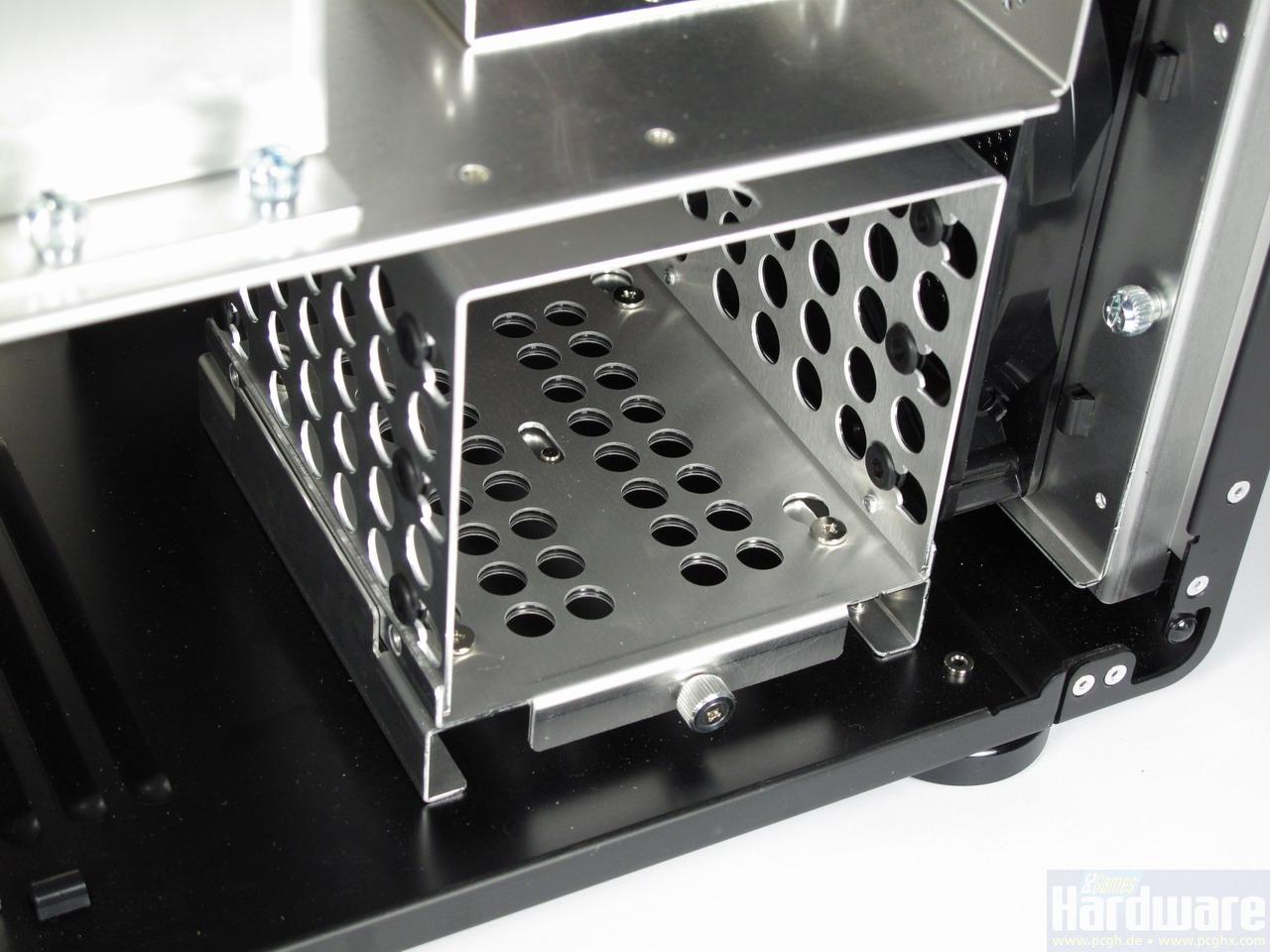 [21/04/2010] Lian-Li PC-X1000: Die Festplattenkäfige sind herausnehmbar und mit Gummi-Entkopplern ausgestattet.