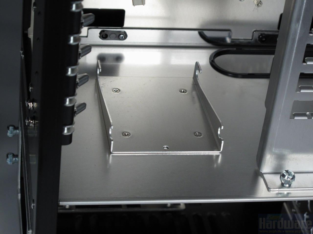 [21/04/2010] Lian-Li PC-X1000: Im Hauptabteil gibt es zwei Halterungen für 2,5-Zoll-Festplatten.