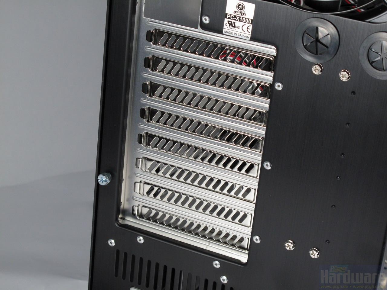 [21/04/2010] Lian-Li PC-X1000: Dank acht Erweiterungs-Slots passen auch SLI- und Crossfire-Systeme mit je vier Dual-Slot-Grafikkarten.
