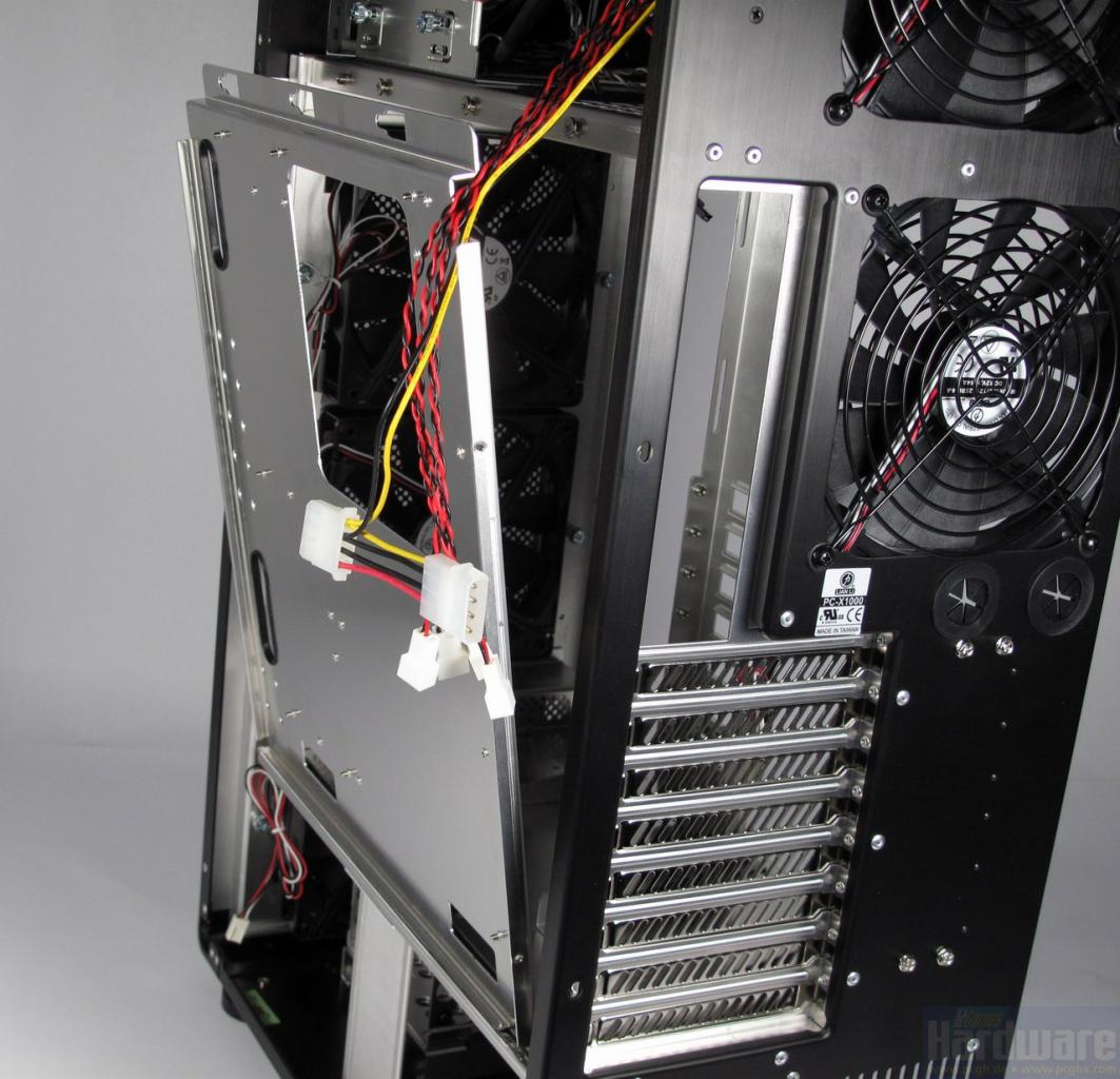 [21/04/2010] Lian-Li PC-X1000: Der Mainboardschlitten ist lässt sich herausnehmen und bietet eine große Öffnung zur einfacheren Montage von CPU-Kühlern mit Backplate.