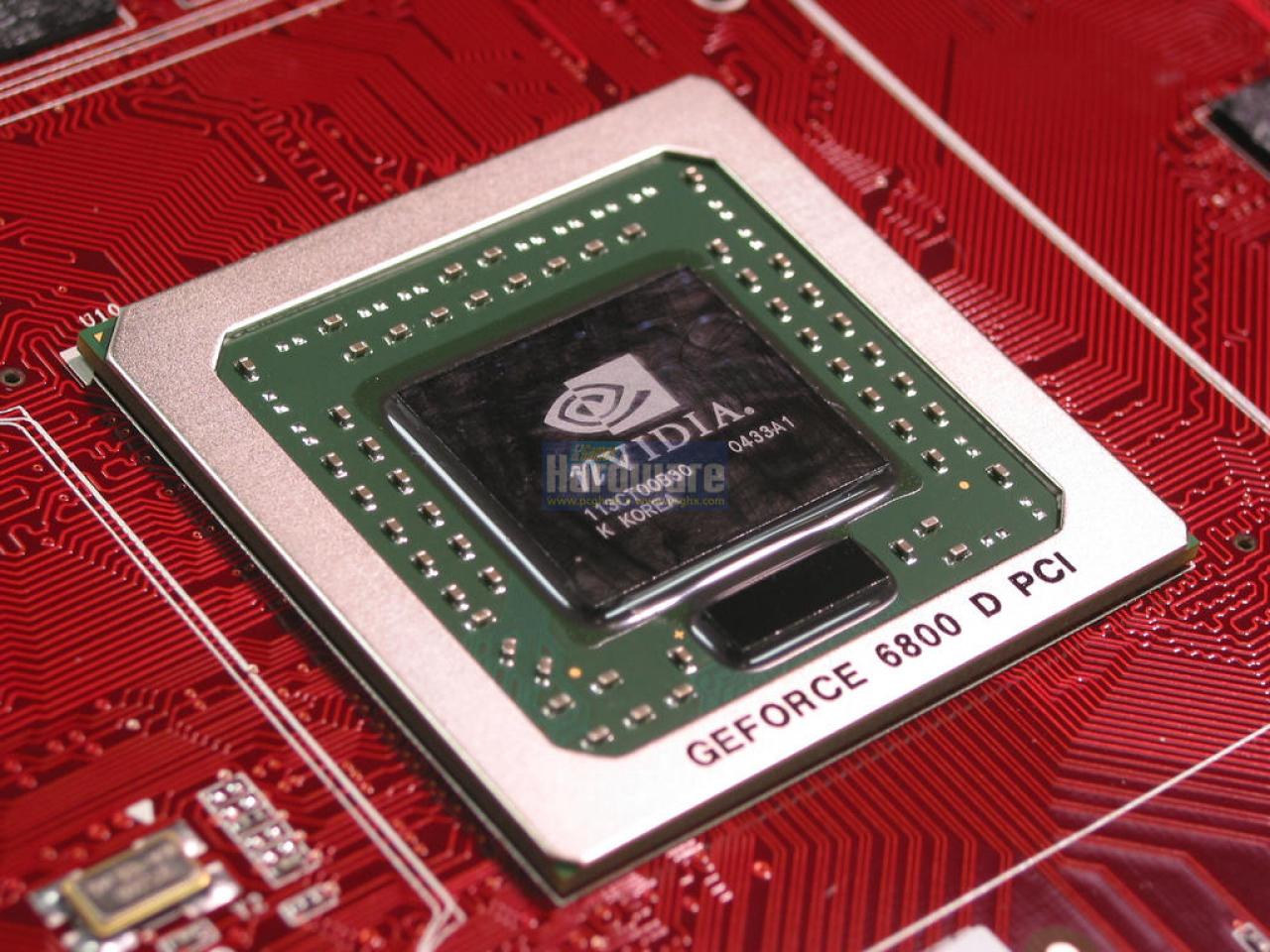 [15/04/2010] Nvidias NV40-GPU wurde per High-Speed-Interconnect (HSI, im Bild unterhalb des Haupt-Chips), einem separaten Brückenchip, das PCI-Express-Protokoll beigebracht.