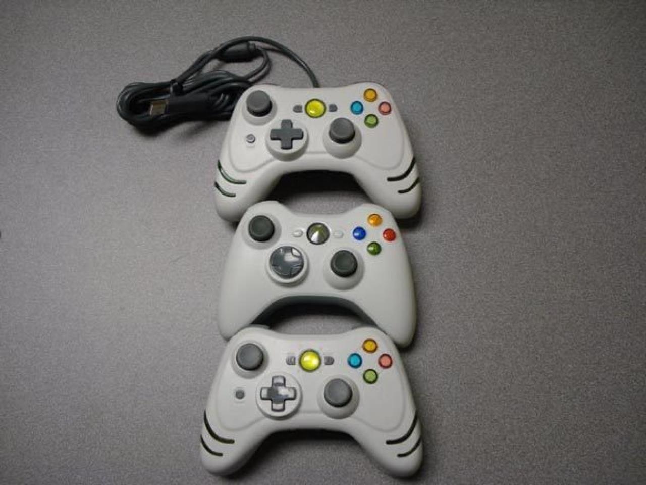 [03/04/2010] Oben und unten die beiden Controller von Datel, in der Mitte der offizielle Xbox-360-Controller von Microsoft