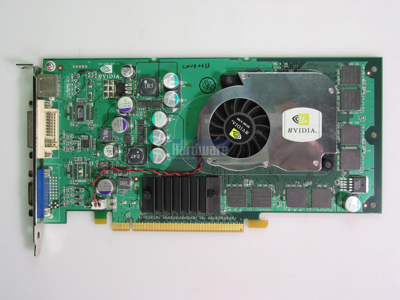 [15/04/2010] Die Geforce PCX 5900, ein NV35-Chip, setze noch auf die ziemlich krude Konstruktion mit externem HSI-Chip für den PCI-Express-Steckplatz.