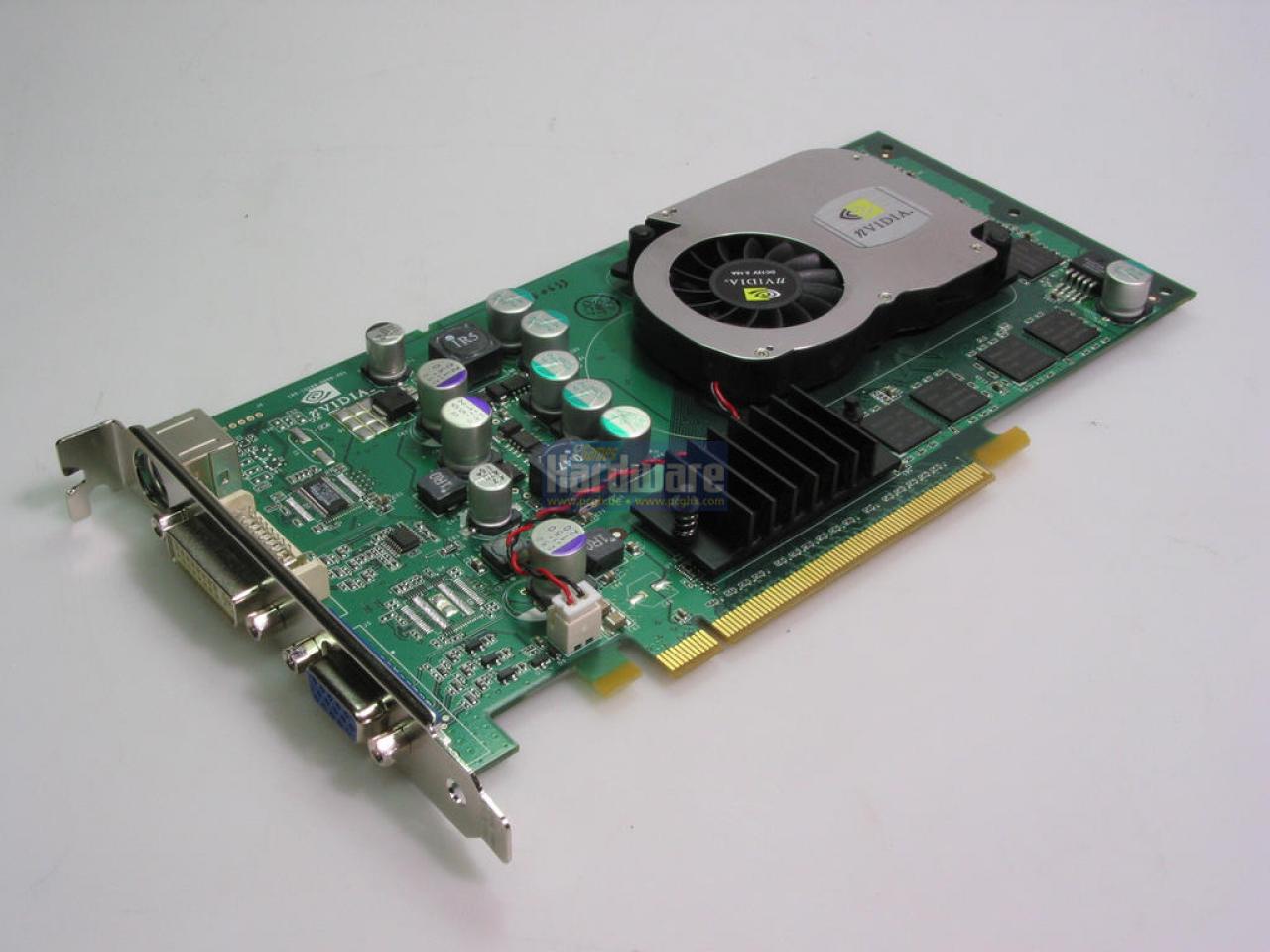 [15/04/2010] Die Geforce PCX 5900, ein NV35-Chip, setze noch auf die ziemlich krude Konstruktion mit externem HSI-Chip für den PCI-Express-Steckplatz (2).