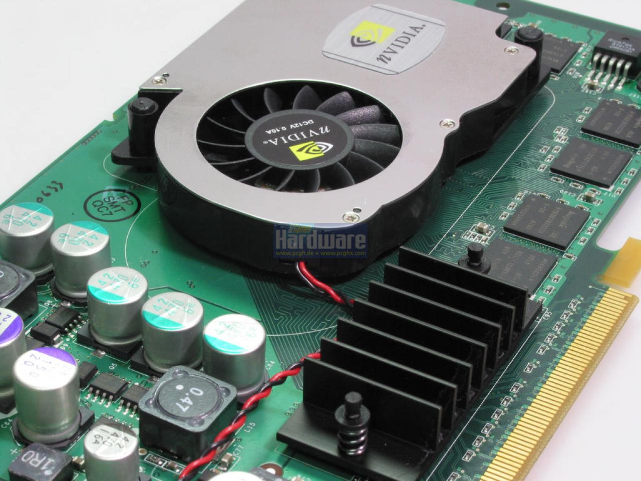 [15/04/2010] Die Geforce PCX 5900, ein NV35-Chip, setze noch auf die ziemlich krude Konstruktion mit externem HSI-Chip für den PCI-Express-Steckplatz (3).