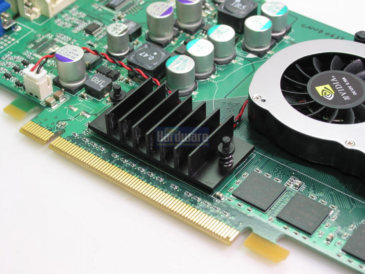 [15/04/2010] Die Geforce PCX 5900, ein NV35-Chip, setze noch auf die ziemlich krude Konstruktion mit externem HSI-Chip für den PCI-Express-Steckplatz (4).