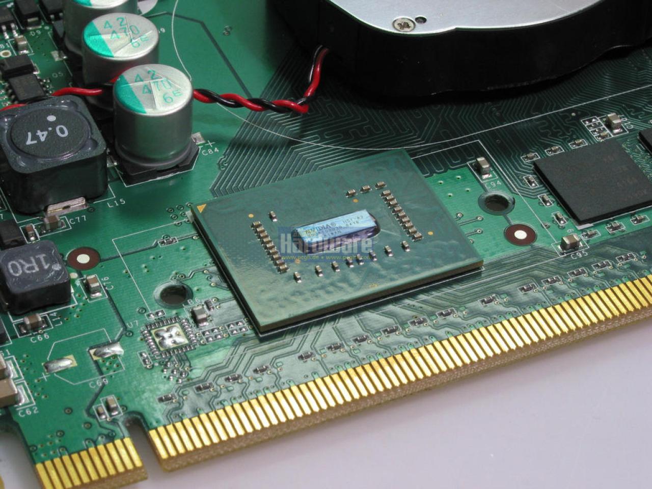 [15/04/2010] Die Geforce PCX 5900, ein NV35-Chip, setze noch auf die ziemlich krude Konstruktion mit externem HSI-Chip für den PCI-Express-Steckplatz (5).