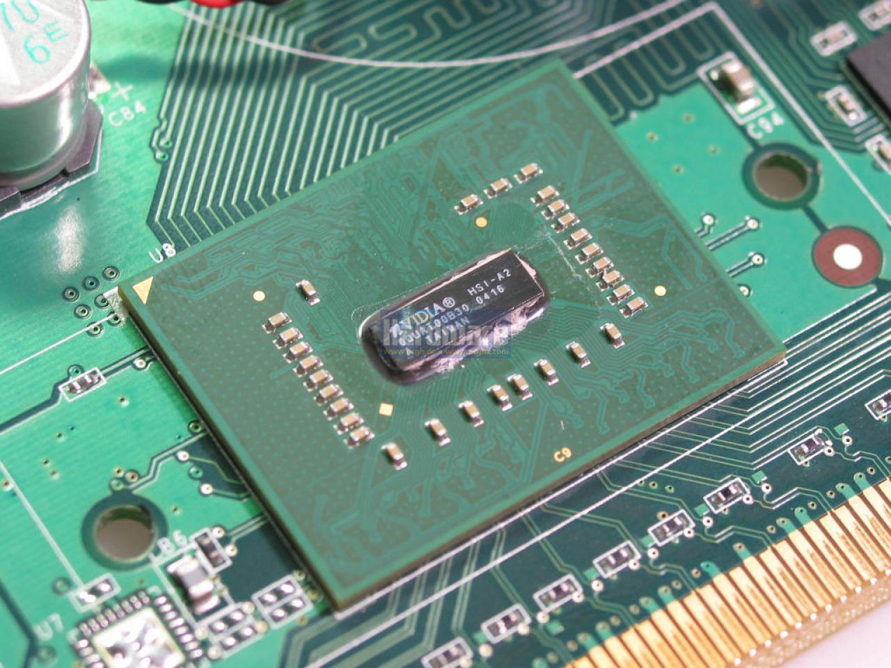 [15/04/2010] Die Geforce PCX 5900, ein NV35-Chip, setze noch auf die ziemlich krude Konstruktion mit externem HSI-Chip für den PCI-Express-Steckplatz (6).