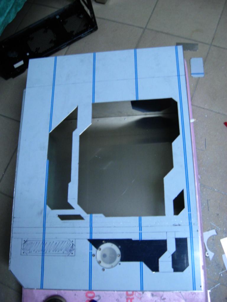 [23/04/2010] Luxuriöses Gehäuse im Eigenbau - Update: Transparenter HDD-Käfig (1)