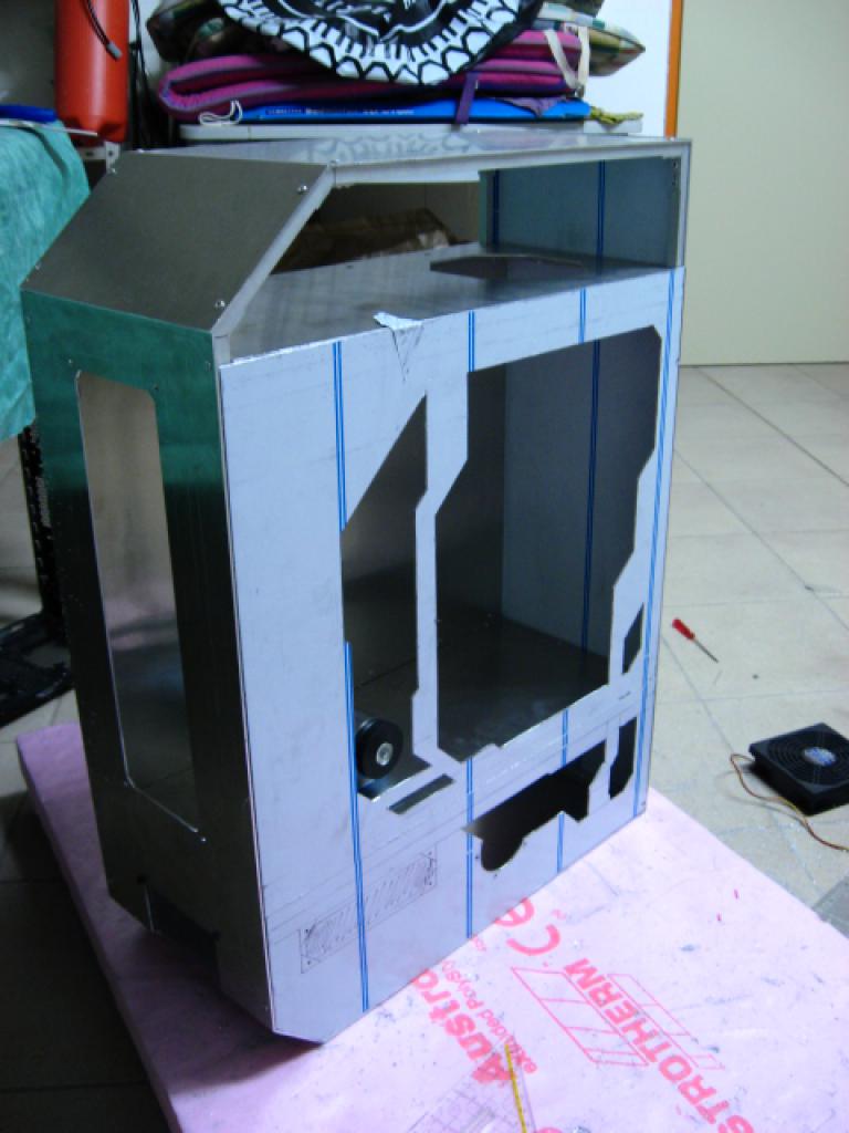 [23/04/2010] Luxuriöses Gehäuse im Eigenbau - Update: Transparenter HDD-Käfig (3)