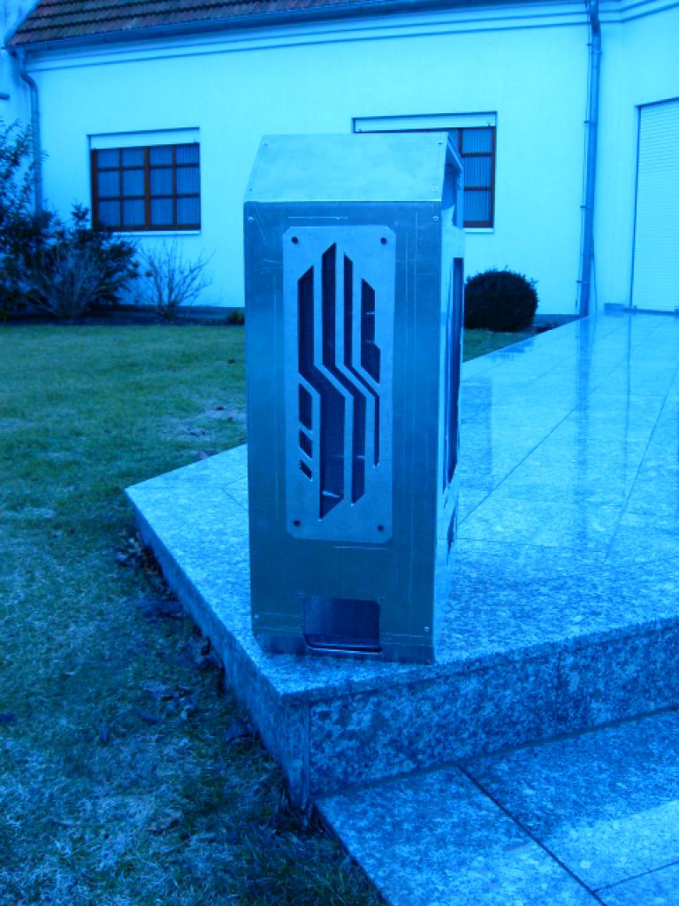 [23/04/2010] Luxuriöses Gehäuse im Eigenbau - Update: Transparenter HDD-Käfig (9)