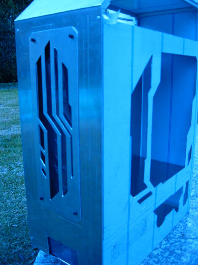 [23/04/2010] Luxuriöses Gehäuse im Eigenbau - Update: Transparenter HDD-Käfig (10)