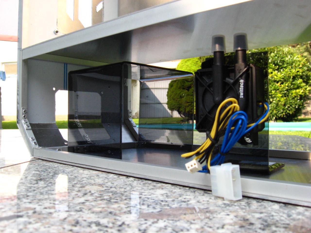 [23/04/2010] Luxuriöses Gehäuse im Eigenbau - Update: Transparenter HDD-Käfig (16)
