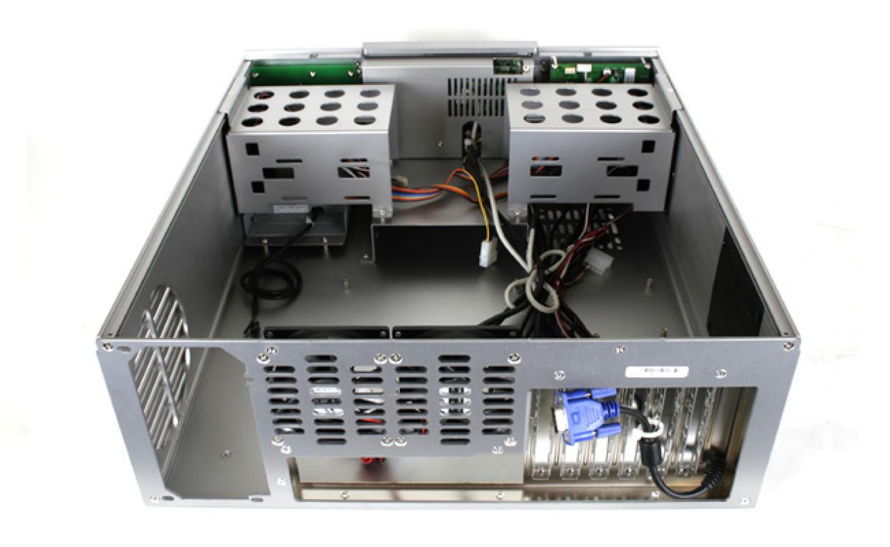 [27/05/2010] Moneual Moncaso 932 Titan: Ca. 440,- Euro, Auch Moneual bietet Aluminium-Gehäuse mit 7-Zoll-Touchscreen die sich nahtlos in ein HiFi-System einbinden lassen.