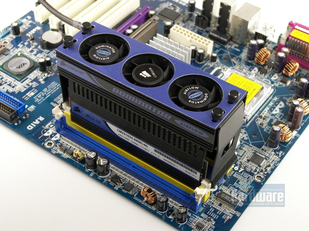 [20/05/2010] Corsair Dominator 8888C4D: Noch bessere Kühlleistung bekommen Sie natürlich mit einem Lüfteraufsatz.