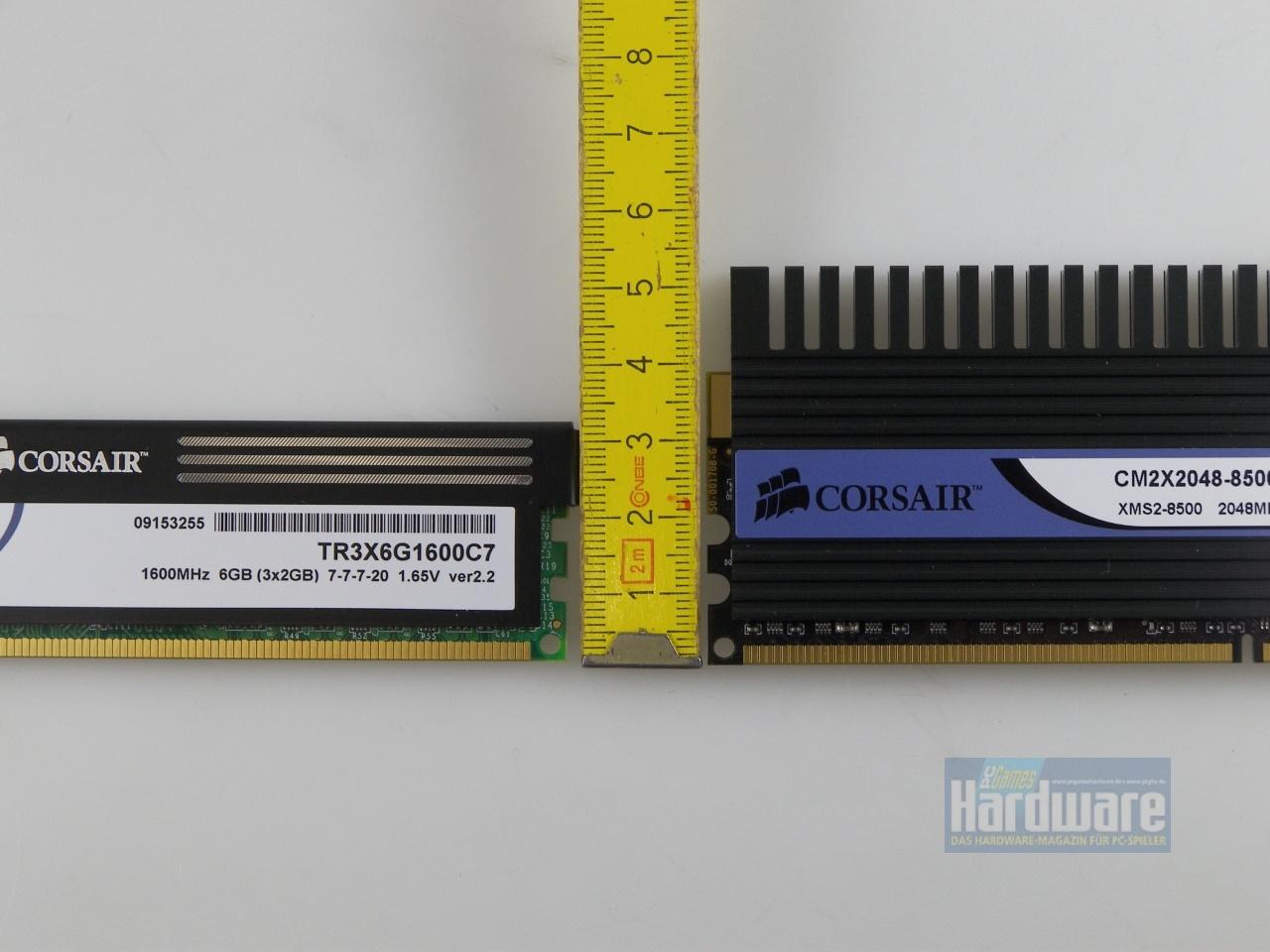 [20/05/2010] Corsair TR3X6G1600C7: Bewährtes Konzept: Die DHX-Kühlung von Corsair (rechtes Modul) führt die Wärme der Speicherchips zuverlässig ab. Die Moudle sind dafür aber auch deutlich höher als DIMMS mit Standard-Heatspreader (links).