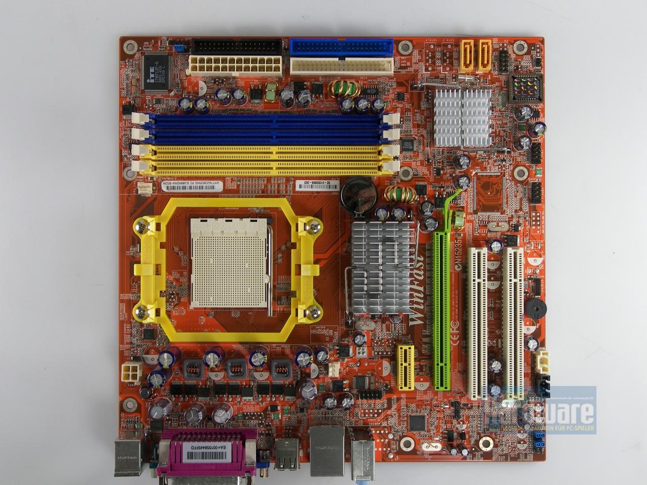 [20/05/2010] Geforce 6100 - Foxconn 6100M2MA: immerhin: Der grelle Sockelrahmen und die vorderen RAM-Bänke sind nicht zu übersehen...