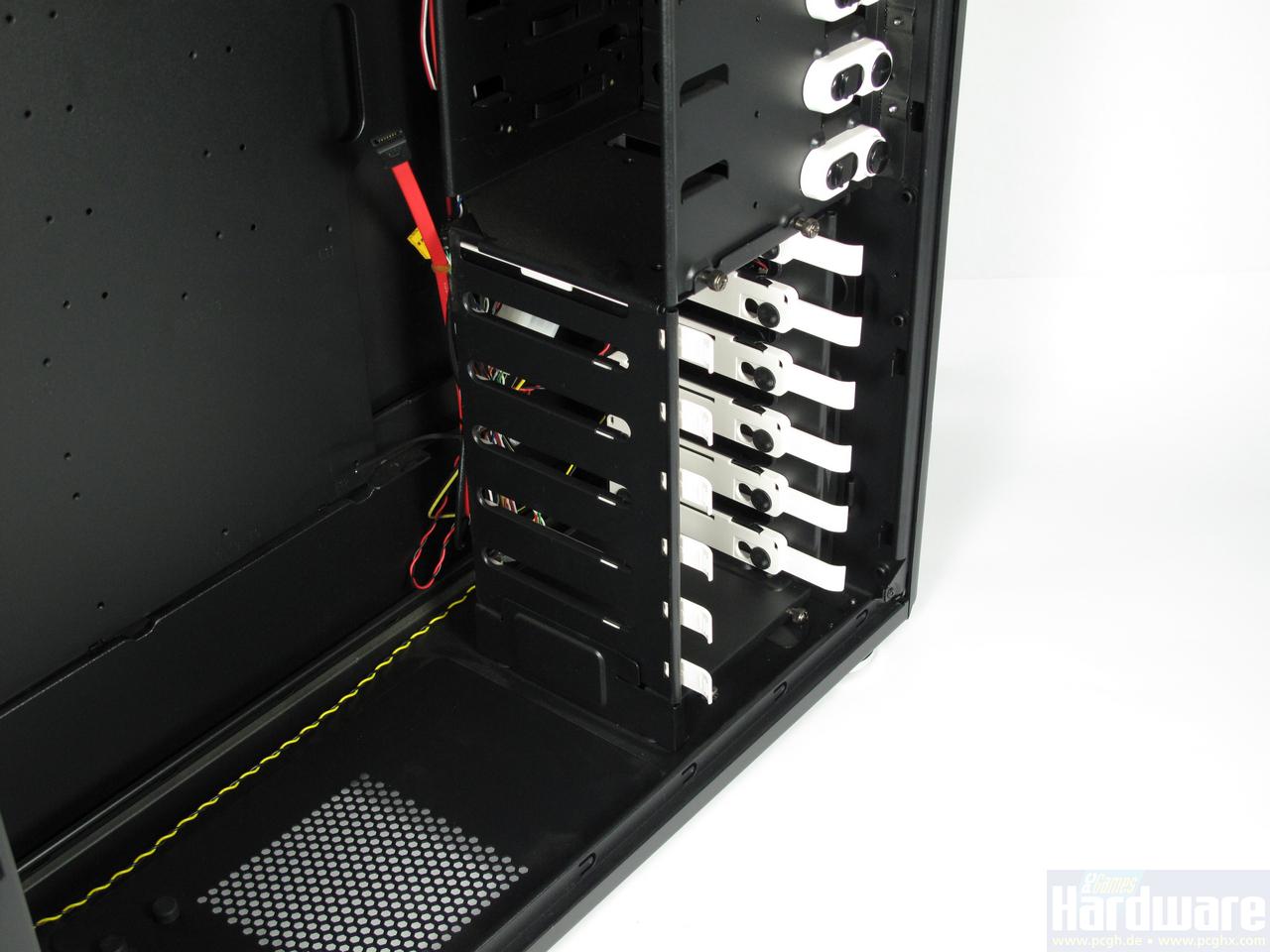 [17/05/2010] Ikonik Ra 2000: Der HDD-Käfig bietet Platz für sechs 3,5-Zoll-Festplatten.