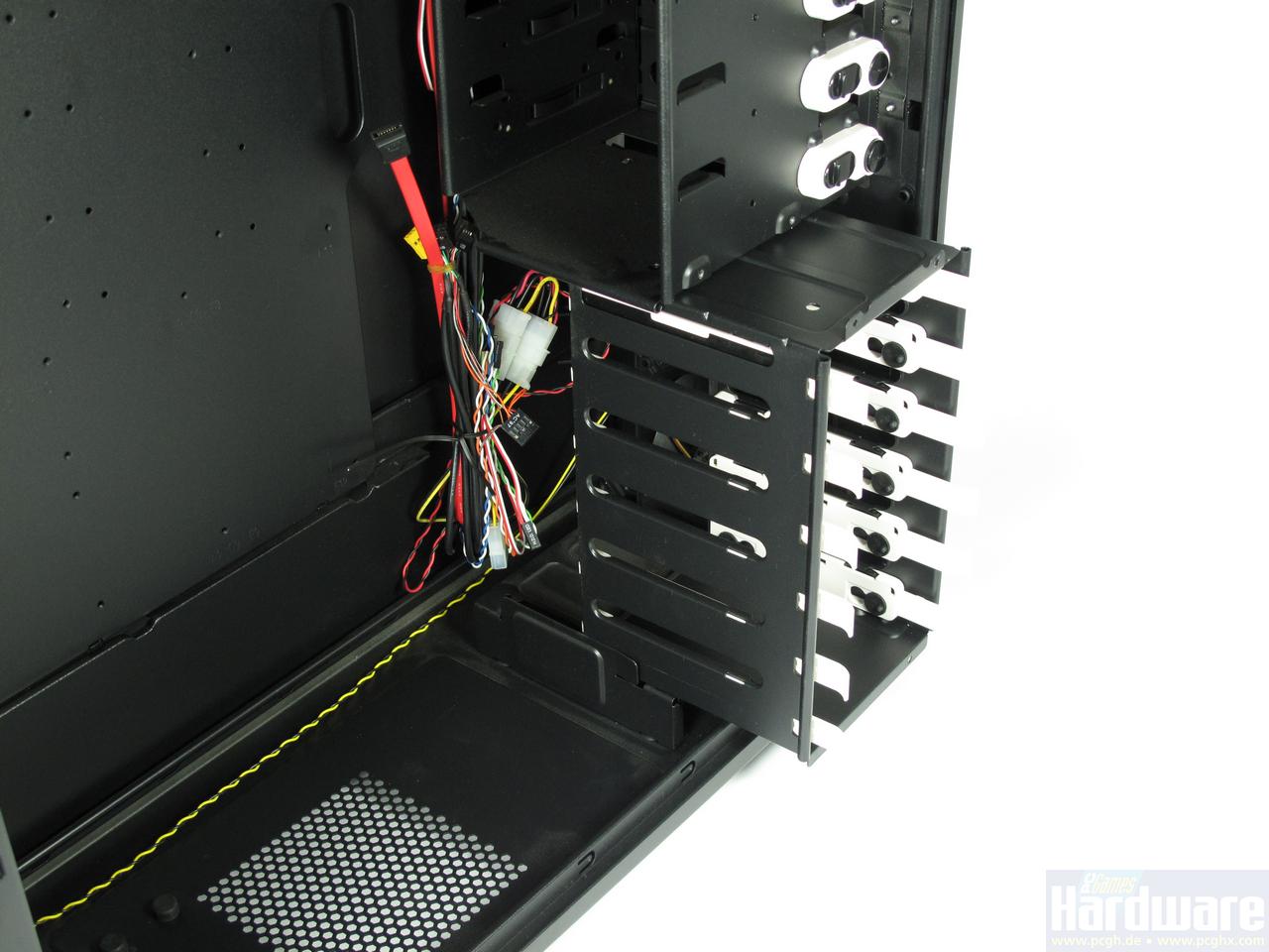 [17/05/2010] Ikonik Ra 2000: Der HDD-Käfig ist mit Schrauben gesichert und lässt sich so relativ einfach entfernen.