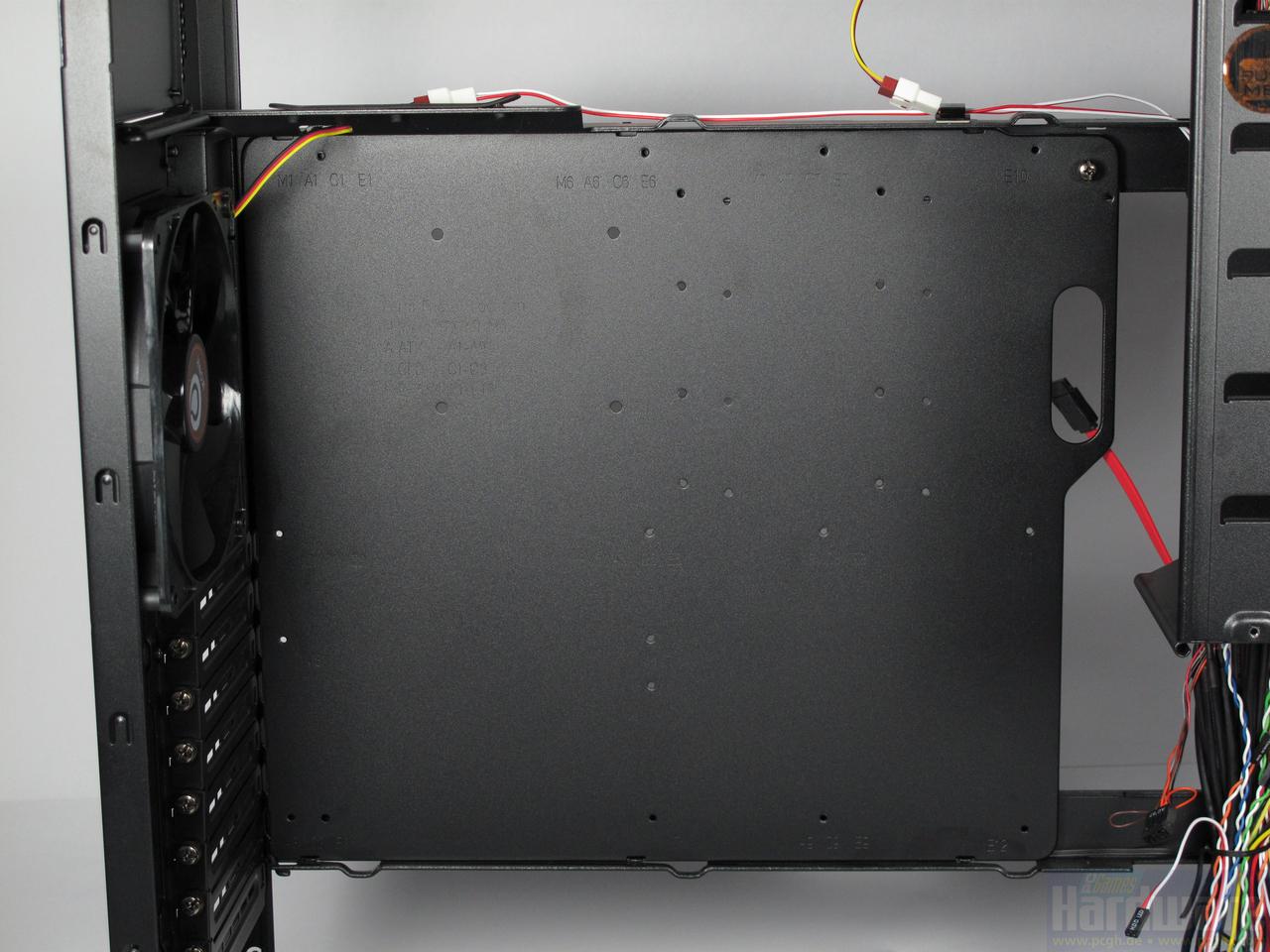 [17/05/2010] Ikonik Ra 2000: Der Mainboard-Tray lässt sich herausnehmen.