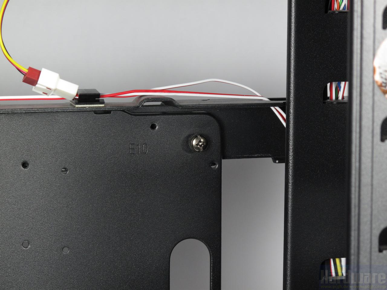 [17/05/2010] Ikonik Ra 2000: Der Mainboard-Tray ist mit einer Rändelschraube fixiert.