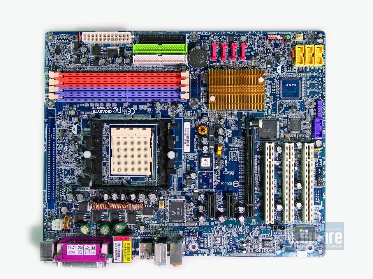 [20/05/2010] Nforce4 - Gigabyte K8NF-9: Wir zählen ein gutes Dutzend an unterschiedlichen Farben - zu viel für unseren Geschmack.