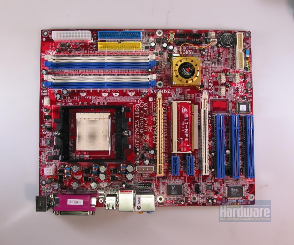 [20/05/2010] Nforce4 SLI - Biostar N4SLI-A9: Auch eine rote Platine lässt sich mit so furchtbaren Farben für die Slots entstellen.