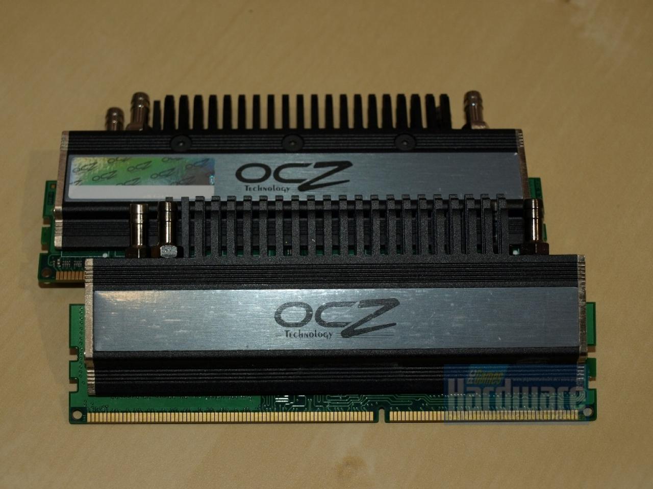 [20/05/2010] OCZ Flex 2: Hier sind die Anschlüsse für eine Wasserkühlung direkt in den RAM-Kühler integriert.